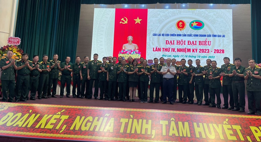 Ban Chấp hành Câu lạc bộ &quot;Cựu chiến binh sản xuất-kinh doanh giỏi&quot; tỉnh nhiệm kỳ 2023-2028 ra mắt, nhận nhiệm vụ. Ảnh: Anh Huy