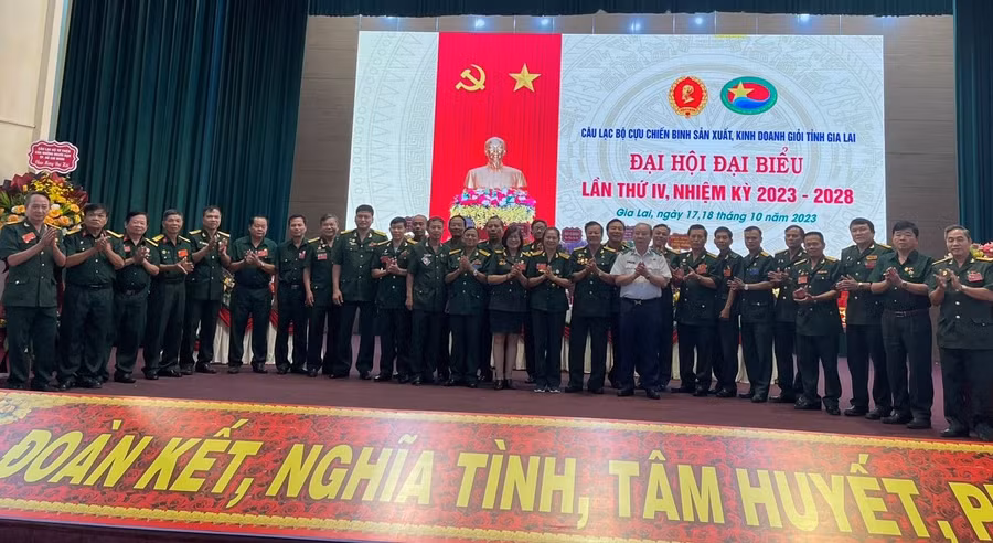 Ban Chấp hành Câu lạc bộ "Cựu chiến binh sản xuất-kinh doanh giỏi" tỉnh nhiệm kỳ 2023-2028 ra mắt, nhận nhiệm vụ. Ảnh: Anh Huy