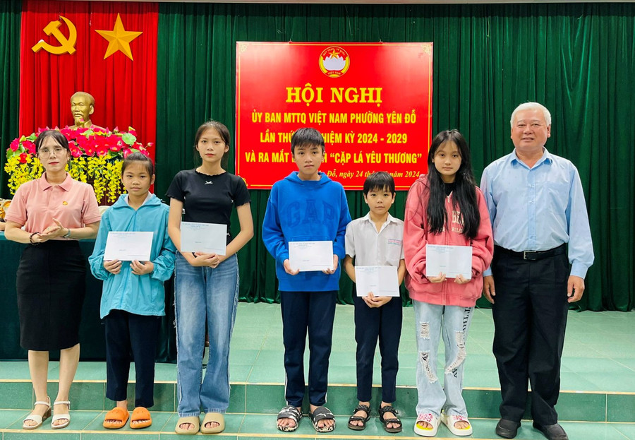 Đại diện Ban Thường trực Ủy ban MTTQ Việt Nam phường Yên Đỗ trao học bổng cho các em học sinh có hoàn cảnh khó khăn tại lễ ra mắt mô hình "Cặp lá yêu thương". Ảnh: P.D Đại diện Ban Thường trực Ủy ban MTTQ Việt Nam phường Yên Đỗ trao học bổng cho các em học sinh có hoàn cảnh khó khăn tại lễ ra mắt mô hình "Cặp lá yêu thương". Ảnh: P.D