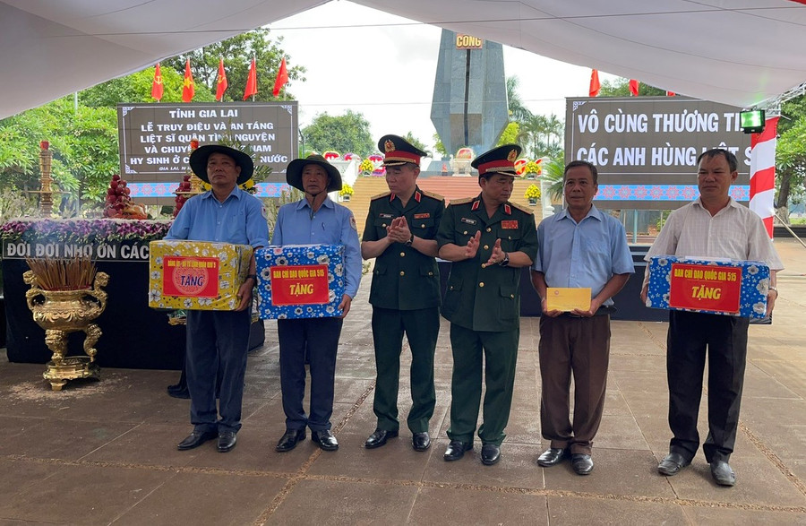Đại diện lãnh đạo Ban Chỉ đạo Quốc gia 515 và Đảng ủy, Bộ Tư lệnh Quân khu 5 tặng quà động viên Đội K52 và Ban Quản trang Nghĩa trang Liệt sĩ Đức Cơ. Ảnh: P.D Đại diện lãnh đạo Ban Chỉ đạo Quốc gia 515 và Đảng ủy, Bộ Tư lệnh Quân khu 5 tặng quà động viên Đội K52 và Ban Quản trang Nghĩa trang Liệt sĩ Đức Cơ. Ảnh: P.D