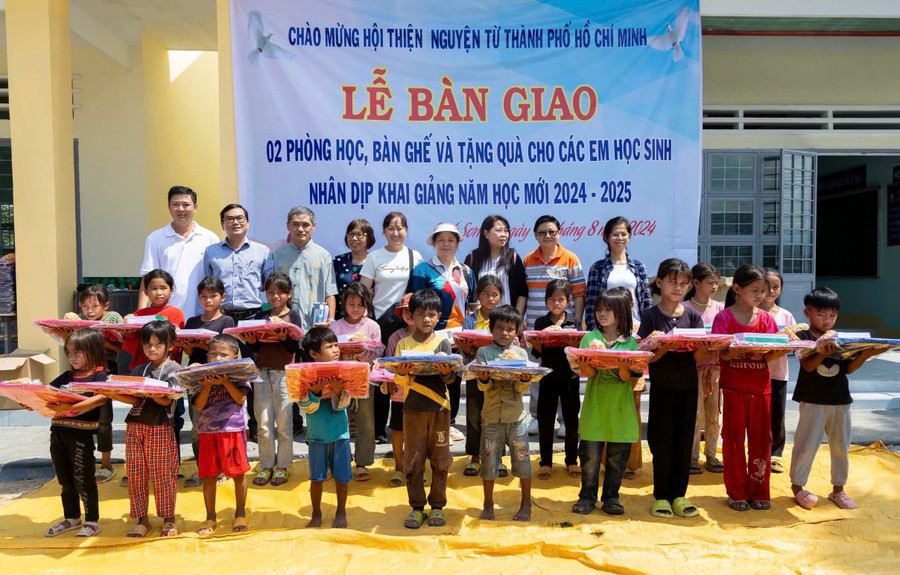 Hội thiện nguyện TP. Hồ Chí Minh bàn giao phòng học, bàn ghế và tặng quà cho các em học sinh tại điểm trường làng Pral Sơmei. Ảnh: ĐVCC Hội thiện nguyện TP. Hồ Chí Minh bàn giao phòng học, bàn ghế và tặng quà cho các em học sinh tại điểm trường làng Pral Sơmei. Ảnh: ĐVCC