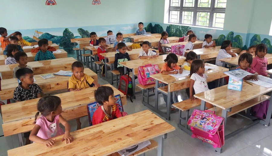 Năm học 2024-2025, các em học sinh tại điểm trường làng Pral Sơmei (xã Đak Sơmei, huyện Đak Đoa) được học trong phòng học mới với bàn ghế mới. Ảnh: ĐVCC Năm học 2024-2025, các em học sinh tại điểm trường làng Pral Sơmei (xã Đak Sơmei, huyện Đak Đoa) được học trong phòng học mới với bàn ghế mới. Ảnh: ĐVCC