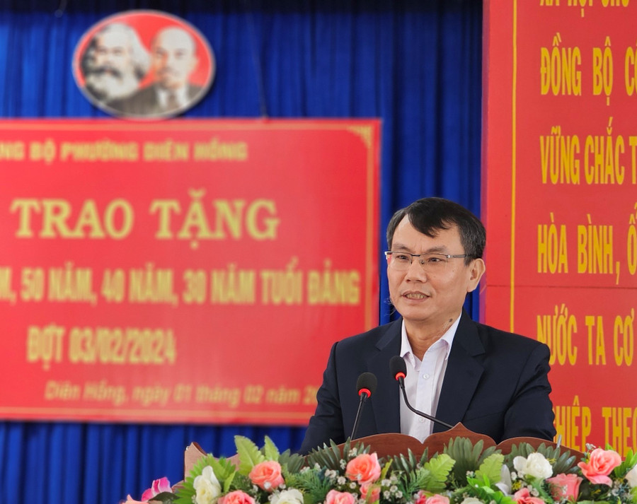 Bí thư Thành ủy Pleiku phát biểu tại lễ trao huy hiệu. Ảnh: P.D Bí thư Thành ủy Pleiku phát biểu tại lễ trao huy hiệu. Ảnh: P.D