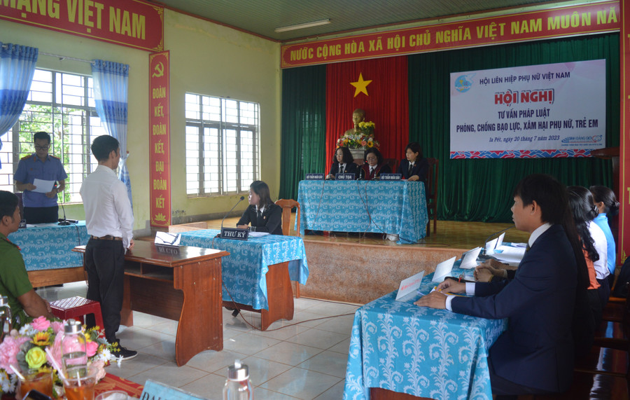 Quang cảnh phiên tòa giả định. Ảnh: Anh Huy Quang cảnh phiên tòa giả định. Ảnh: Anh Huy
