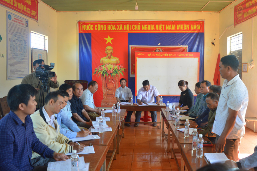 Quang cảnh buổi sinh hoạt chi bộ tại làng Sur A. Ảnh: Anh Huy Quang cảnh buổi sinh hoạt chi bộ tại làng Sur A. Ảnh: Anh Huy