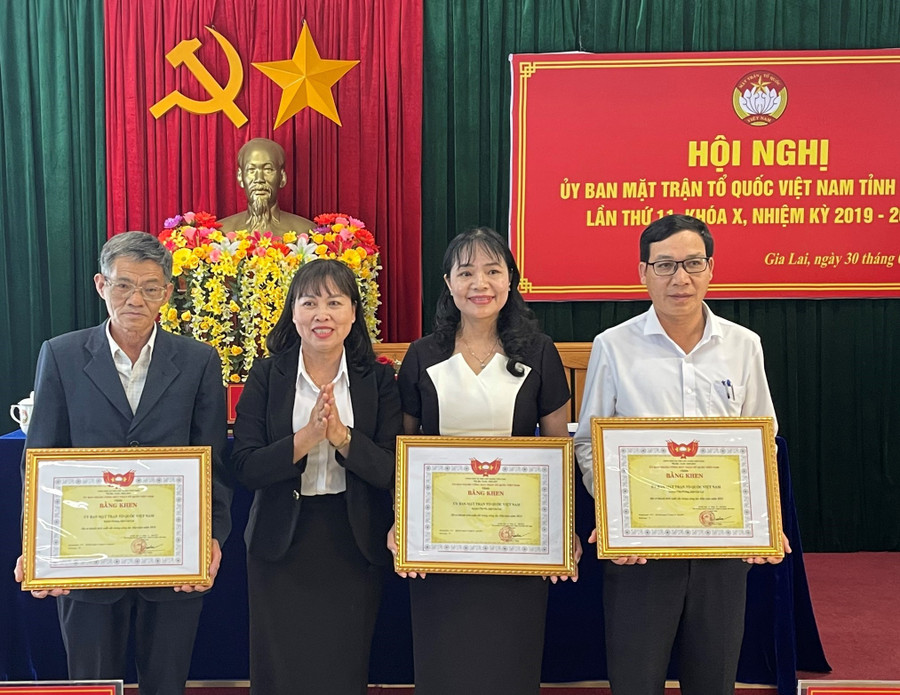 Thừa ủy quyền của Chủ tịch Ủy ban Trung ương MTTQ Việt Nam, bà Phạm Thị Lan-Phó Chủ tịch Thường trực Ủy ban MTTQ Việt Nam tỉnh đã trao bằng khen cho các tập thể, cá nhân có thành tích xuất sắc trong công tác mặt trận năm 2023. Ảnh: P.D Thừa ủy quyền của Chủ tịch Ủy ban Trung ương MTTQ Việt Nam, bà Phạm Thị Lan-Phó Chủ tịch Thường trực Ủy ban MTTQ Việt Nam tỉnh đã trao bằng khen cho các tập thể, cá nhân có thành tích xuất sắc trong công tác mặt trận năm 2023. Ảnh: P.D