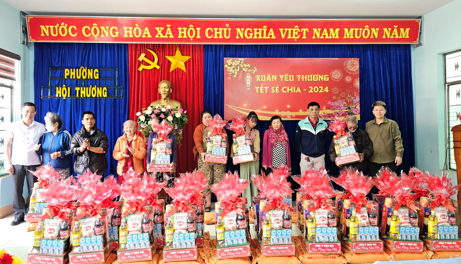 Đại diện cấp ủy, chính quyền địa phương cùng doanh nghiệp tặng các phần quà cho hộ khó khăn trên địa bàn. Ảnh: P.D