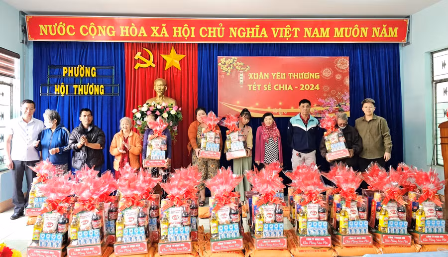 Đại diện cấp ủy, chính quyền địa phương cùng doanh nghiệp tặng các phần quà cho hộ khó khăn trên địa bàn. Ảnh: P.D
