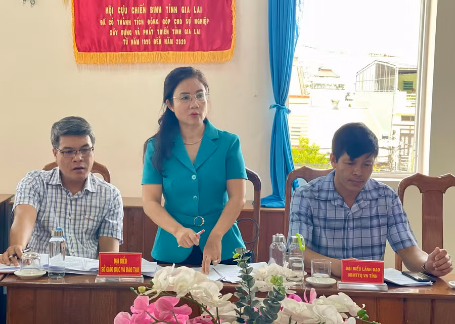 Đại diện cơ quan soạn thảo văn bản Sở Giáo dục và Đào tạo tỉnh làm rõ một số vấn đề mà đại biểu quan tâm. Ảnh: P.D