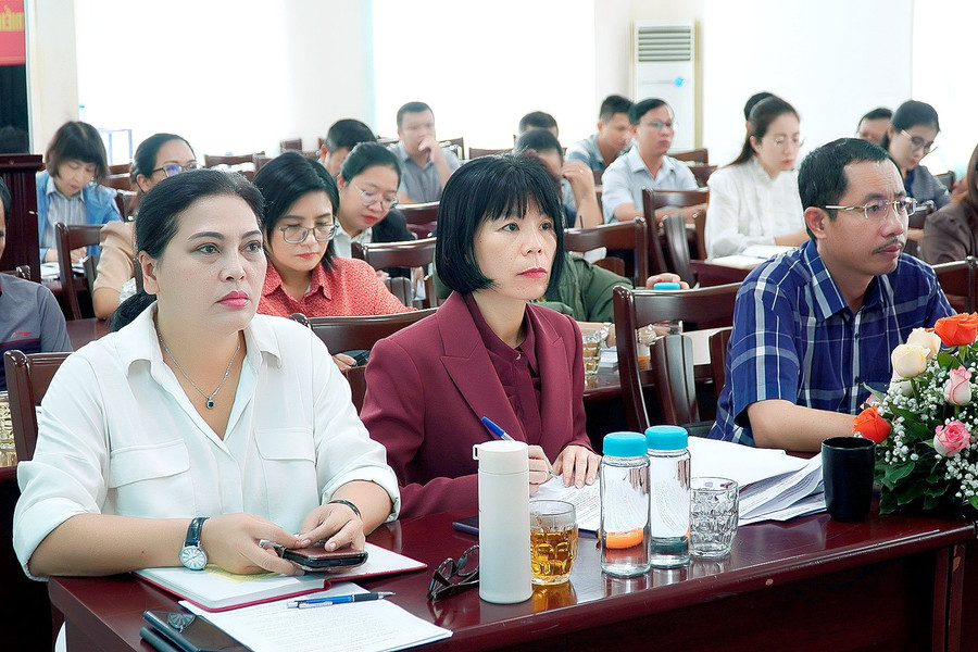 Các đảng viên tham dự hội nghị sơ kết công tác Đảng 6 tháng đầu năm, triển khai nhiệm vụ 6 tháng cuối năm 2024. Ảnh: Đức Thụy Các đảng viên tham dự hội nghị sơ kết công tác Đảng 6 tháng đầu năm, triển khai nhiệm vụ 6 tháng cuối năm 2024. Ảnh: Đức Thụy