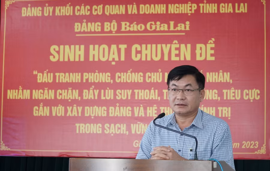 Bí thư Đảng ủy, Tổng Biên tập Báo Gia Lai Huỳnh Kiên phát biểu tại buổi sinh hoạt chuyên đề. Ảnh: Đức Thụy Bí thư Đảng ủy, Tổng Biên tập Báo Gia Lai Huỳnh Kiên phát biểu tại buổi sinh hoạt chuyên đề. Ảnh: Đức Thụy