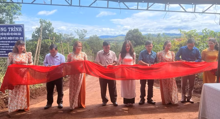 Đại diện cấp ủy, chính quyền và các ban ngành của huyện cắt băng khánh thành công trình. Ảnh: Hội Nông dân huyện Đak Đoa