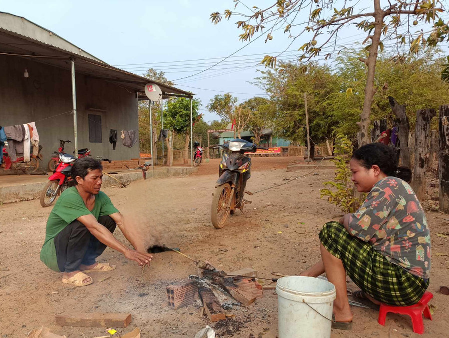 Gia đình anh Siu Kun đang nướng thịt chuột đồng. Ảnh: P.D