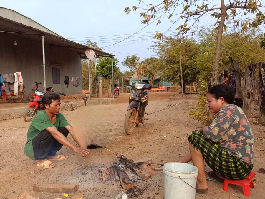 Gia đình anh Siu Kun đang nướng thịt chuột đồng. Ảnh: P.D