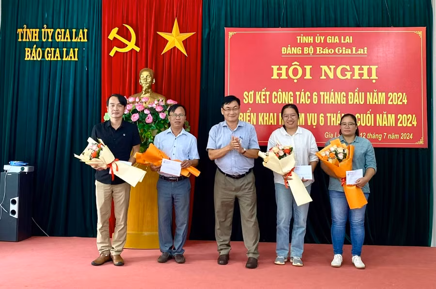 Đồng chí Huỳnh Kiên (thứ 3 từ trái sang) khen thưởng 4 cá nhân đạt giải cao tại các cuộc thi báo chí quốc gia năm 2024. Ảnh: P.D