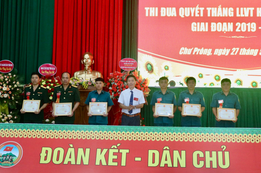 Chủ tịch UBND huyện Vũ Đình Hạnh (thứ 4 từ phải qua) tặng giấy khen các tập thể có thành tích xuất sắc. Ảnh: P.D Chủ tịch UBND huyện Vũ Đình Hạnh (thứ 4 từ phải qua) tặng giấy khen các tập thể có thành tích xuất sắc. Ảnh: P.D