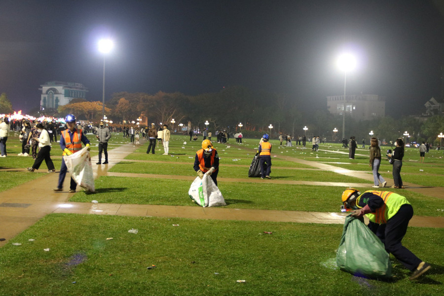 Kết thúc Chương trình nghệ thuật &quot;Xuân yêu thương-Tết đoàn viên&quot; và màn bắn pháo hoa, các công nhân Công ty cổ phần Công trình đô thị Gia Lai bắt tay vào thu gom rác thải Công việc xuyên đêm song trên môi mỗi người vẫn nở nụ cười rạng rỡ Từng bao rác được thu gom trả lại không gian sạch, đẹp cho Quảng trường Đại đoàn kết