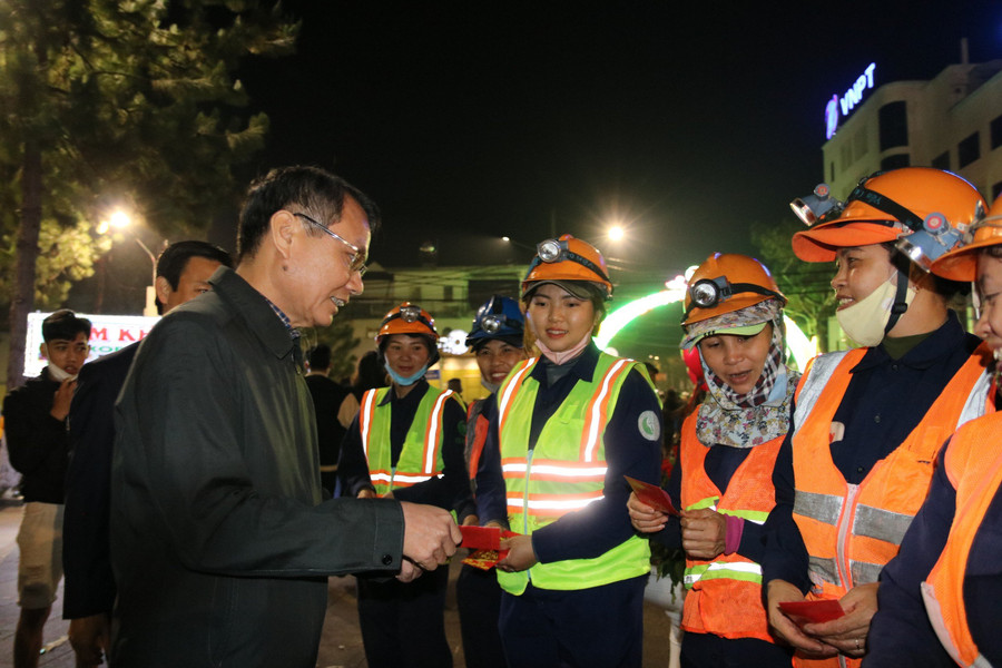 Bí thư Thành ủy Pleiku Trịnh Duy Thuân thăm hỏi, động viên, lì xì Tết cho công nhân Công ty cổ phần Công trình đô thị Gia Lai.