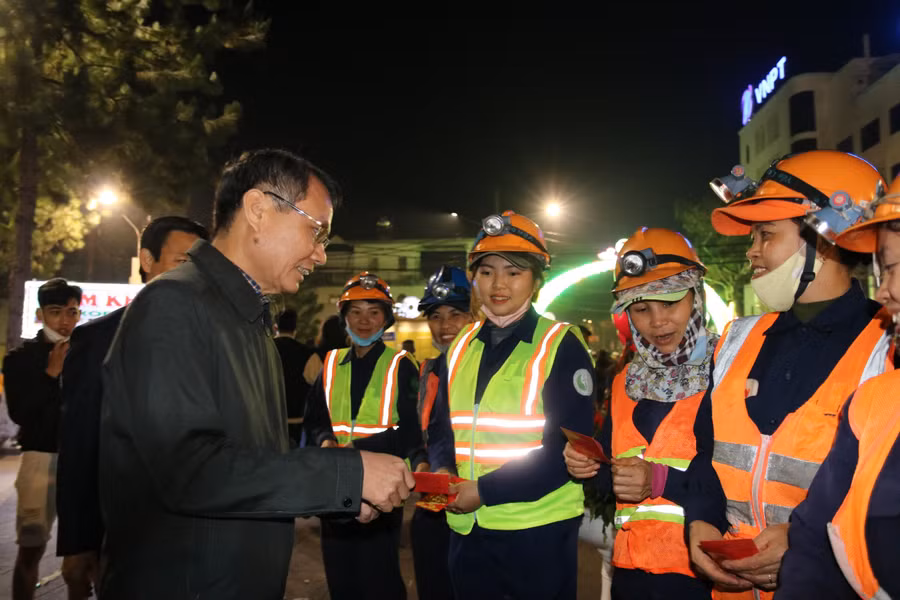 Bí thư Thành ủy Pleiku Trịnh Duy Thuân thăm hỏi, động viên, lì xì Tết cho công nhân Công ty cổ phần Công trình đô thị Gia Lai.
