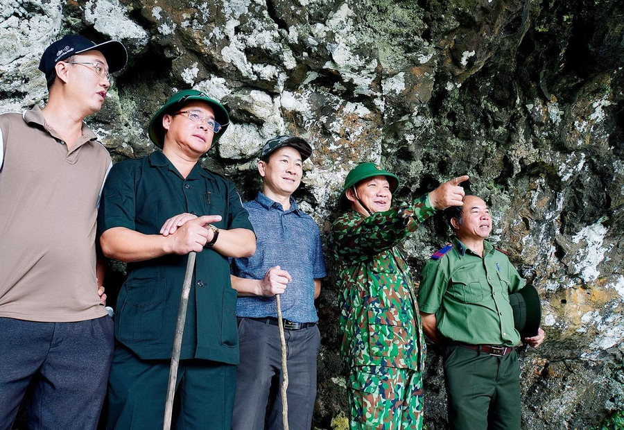 Phó Bí thư Tỉnh ủy Rah Lan Chung (thứ 2 từ phải qua) cùng Đoàn công tác tham quan thác Hang Én. Ảnh: Đức Thụy Phó Bí thư Tỉnh ủy Rah Lan Chung (thứ 2 từ phải qua) cùng Đoàn công tác tham quan thác Hang Én. Ảnh: Đức Thụy
