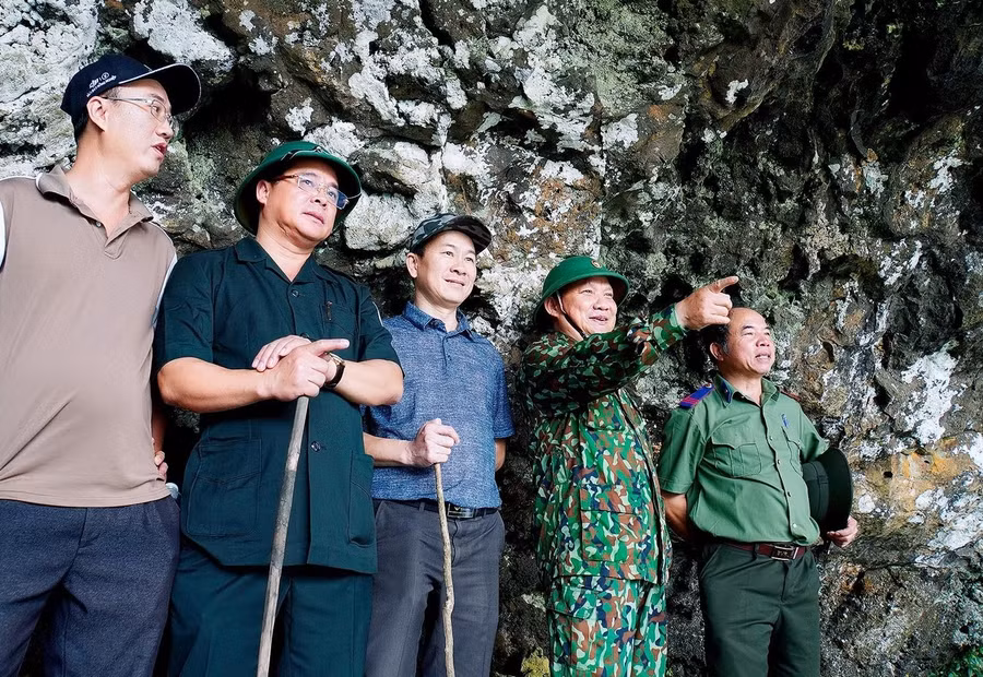 Phó Bí thư Tỉnh ủy Rah Lan Chung (thứ 2 từ phải qua) cùng Đoàn công tác tham quan thác Hang Én. Ảnh: Đức Thụy