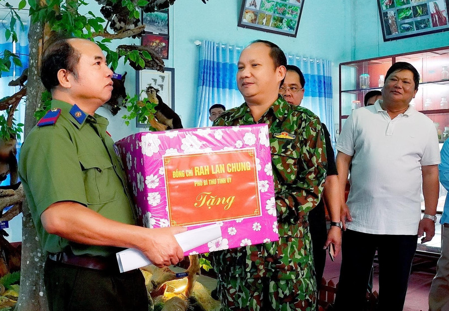 Phó Bí thư Tỉnh ủy Rah Lan Chung tặng quà Ban Quản lý Khu BTTN Kon Chư Răng. Ảnh: Đức Thụy Phó Bí thư Tỉnh ủy Rah Lan Chung tặng quà Ban Quản lý Khu BTTN Kon Chư Răng. Ảnh: Đức Thụy