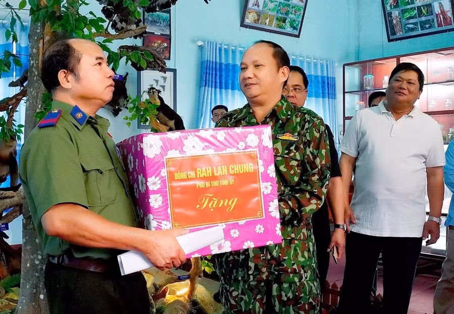 Phó Bí thư Tỉnh ủy Rah Lan Chung tặng quà Ban Quản lý Khu BTTN Kon Chư Răng. Ảnh: Đức Thụy