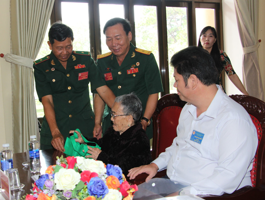 Đại diện Ban Chủ nhiệm Câu lạc bộ &quot;Cựu chiến binh sản xuất-kinh doanh giỏi&quot; tỉnh tặng quà Mẹ Việt Nam anh hùng Lê Thị Diện. Ảnh: Anh Huy