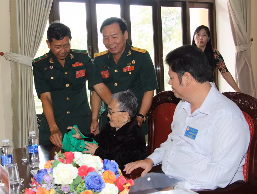 Đại diện Ban Chủ nhiệm Câu lạc bộ "Cựu chiến binh sản xuất-kinh doanh giỏi" tỉnh tặng quà Mẹ Việt Nam anh hùng Lê Thị Diện. Ảnh: Anh Huy