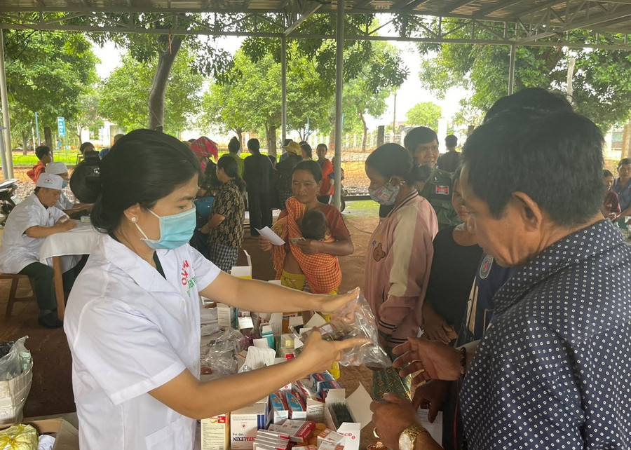 Lực lượng Quân y của Bộ Chỉ huy Bộ đội Biên phòng tỉnh cấp thuốc cho người dân xã Ia Púch. Ảnh: Quốc Vinh Lực lượng Quân y của Bộ Chỉ huy Bộ đội Biên phòng tỉnh cấp thuốc cho người dân xã Ia Púch. Ảnh: Quốc Vinh