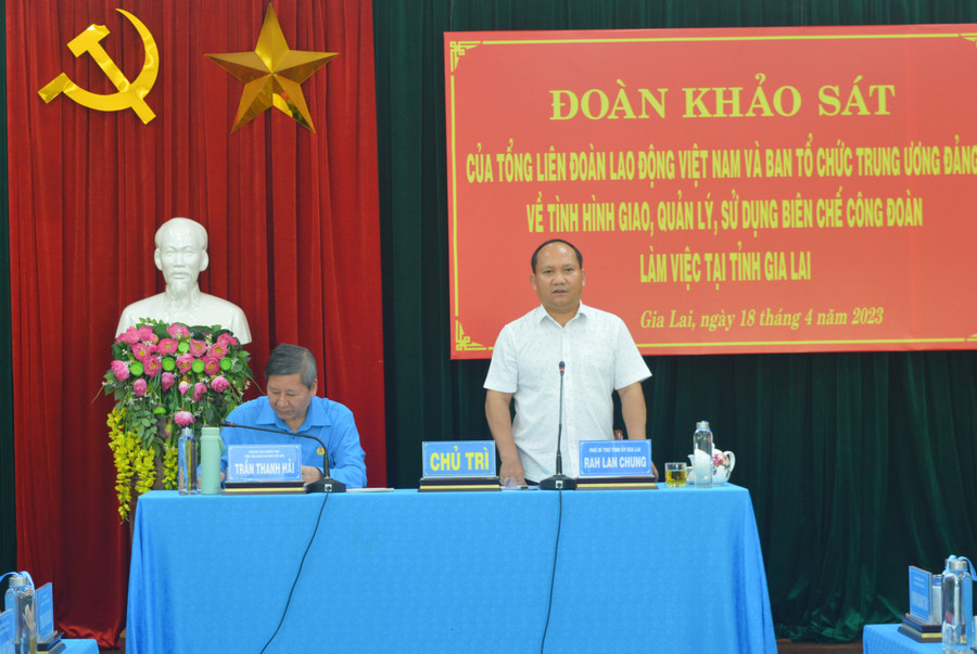 Phó Bí thư Tỉnh ủy Rah Lan Chung tham gia ý kiến tại buổi làm việc với Đoàn khảo sát. Ảnh: Anh Huy Phó Bí thư Tỉnh ủy Rah Lan Chung tham gia ý kiến tại buổi làm việc với Đoàn khảo sát. Ảnh: Anh Huy