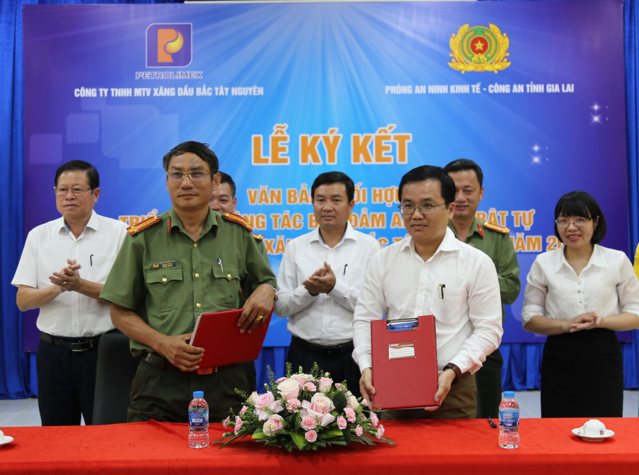 Đại diện lãnh đạo 2 đơn vị ký kết chương trình phối hợp. Ảnh: Quốc Việt