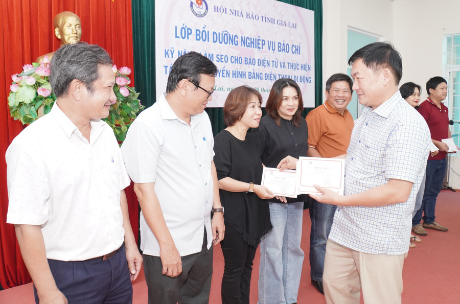 Tổng Biên tập Báo Gia Lai Huỳnh Kiên-Chủ tịch Hội Nhà báo tỉnh trao giấy chứng nhận cho các học viên hoàn thành lớp bồi dưỡng. Ảnh: Đức Thụy Tổng Biên tập Báo Gia Lai Huỳnh Kiên-Chủ tịch Hội Nhà báo tỉnh trao giấy chứng nhận cho các học viên hoàn thành lớp bồi dưỡng. Ảnh: Đức Thụy