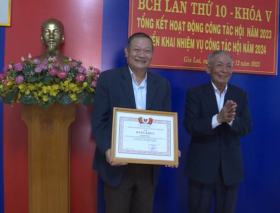 Ông Trương Đình Ba-Chủ tịch Hội Bảo trợ người khuyết tật và bảo vệ quyền trẻ em tỉnh trao bằng khen của Hội Bảo trợ người khuyết tật và bảo vệ quyền trẻ em Việt Nam cho ông Nguyễn Phú-Chủ tịch Hội Bảo trợ người khuyết tật và trẻ mồ côi thị xã Ayun Pa. Ảnh: Anh Huy