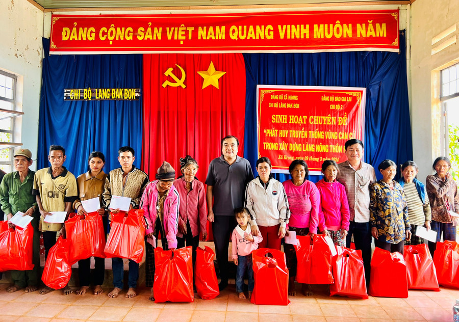 Dịp này, Chi bộ 2 đã trao 20 suất quà cho hộ nghèo của làng Đak Bok, kinh phí do Ngân hàng TMCP An Bình Kbang tài trợ. Ảnh: P.D