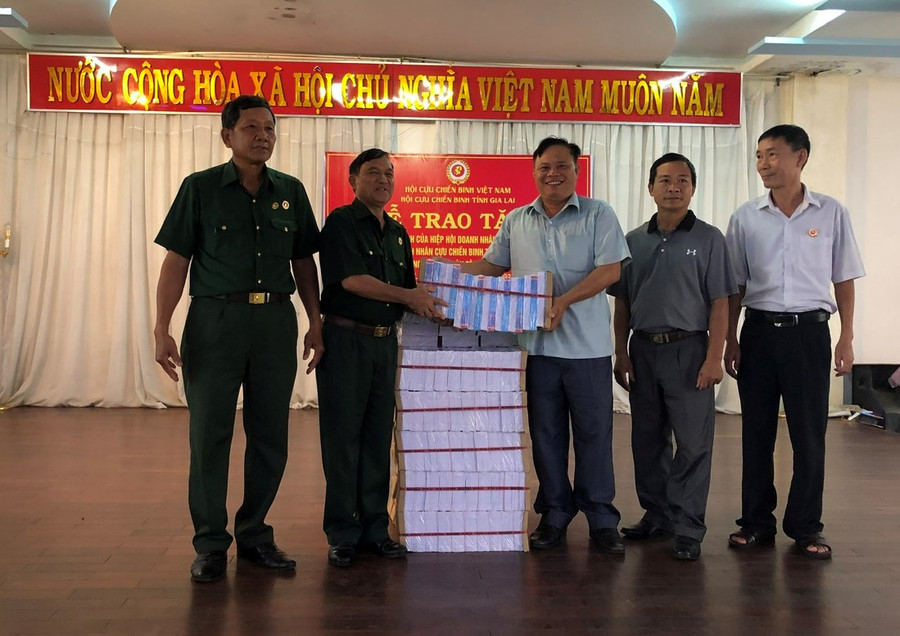 Chủ tịch Hội Cựu chiến binh tỉnh Nay Hứ (thứ 2 từ trái sang) trao tập vở cho đại diện Hội Cựu chiến binh các huyện. Ảnh: Anh Huy Chủ tịch Hội Cựu chiến binh tỉnh Nay Hứ (thứ 2 từ trái sang) trao tập vở cho đại diện Hội Cựu chiến binh các huyện. Ảnh: Anh Huy