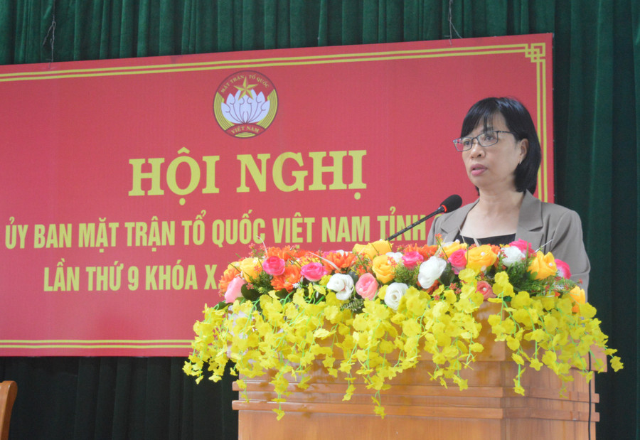 Phó Chủ tịch UBND tỉnh Nguyễn Thị Thanh Lịch thông tin về tình hình thời sự trong nước, quốc tế và tình hình phát triển kinh tế-xã hội trên địa bàn tỉnh. Ảnh: Anh Huy