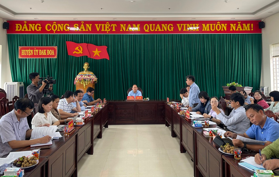 Quang cảnh buổi làm việc của đoàn kiểm tra thực hiện quy chế dân chủ ở cơ sở tại huyện Đak Đoa. Ảnh: P.D