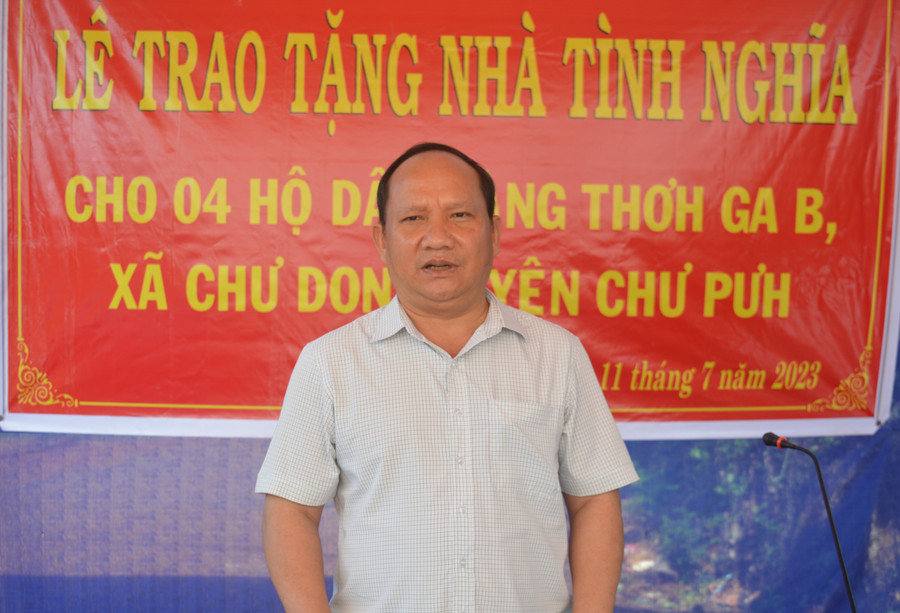 Phó Bí thư Tỉnh ủy Rah Lan Chung phát biểu tại lễ bàn giao nhà. Ảnh: Anh Huy