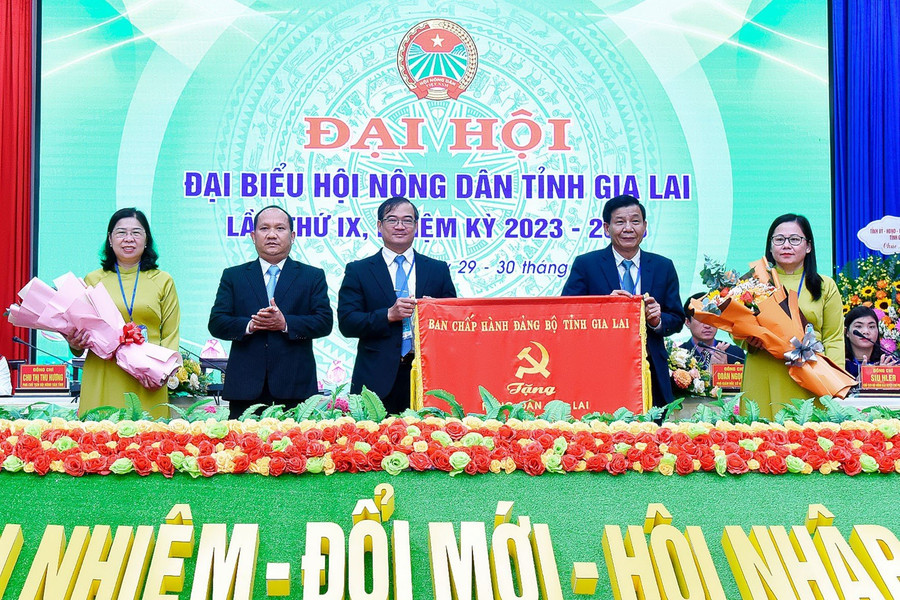 Thay mặt Thường trực Tỉnh ủy, Phó Bí thư Tỉnh ủy Rah Lan Chung đã tặng bức trướng của Ban Chấp hành Đảng bộ tỉnh cho HND tỉnh với nội dung: Nông dân Gia Lai “Đoàn kết-Trách nhiệm-Hội nhập-Phát triển”. Ảnh: Đức Thụy