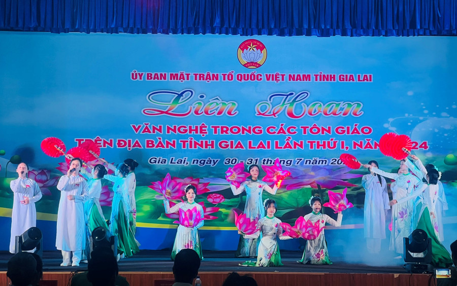 Các tiết mục tập trung ngợi ca tình yêu quê hương, đất nước và truyền thống tốt đẹp của các tôn giáo. Ảnh: P.D