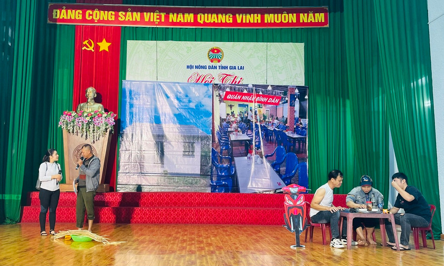Đội thi đến từ Hội Nông dân thành phố Pleiku mang đến hội thi tiểu phẩm mang thông điệp "An toàn giao thông là hạnh phúc của mọi nhà". Ảnh: P.D Đội thi đến từ Hội Nông dân thành phố Pleiku mang đến hội thi tiểu phẩm mang thông điệp "An toàn giao thông là hạnh phúc của mọi nhà". Ảnh: P.D