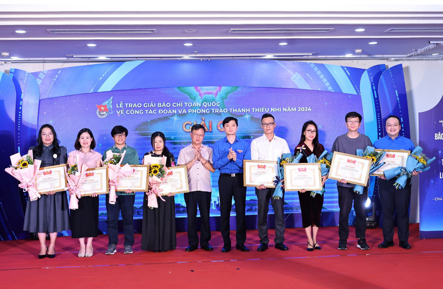 Tác giả Phan Lài (ngoài cùng bên trái)-Báo Gia Lai nhận giải C tại cuộc thi. Ảnh: M.N Tác giả Phan Lài (ngoài cùng bên trái)-Báo Gia Lai nhận giải C tại cuộc thi. Ảnh: M.N