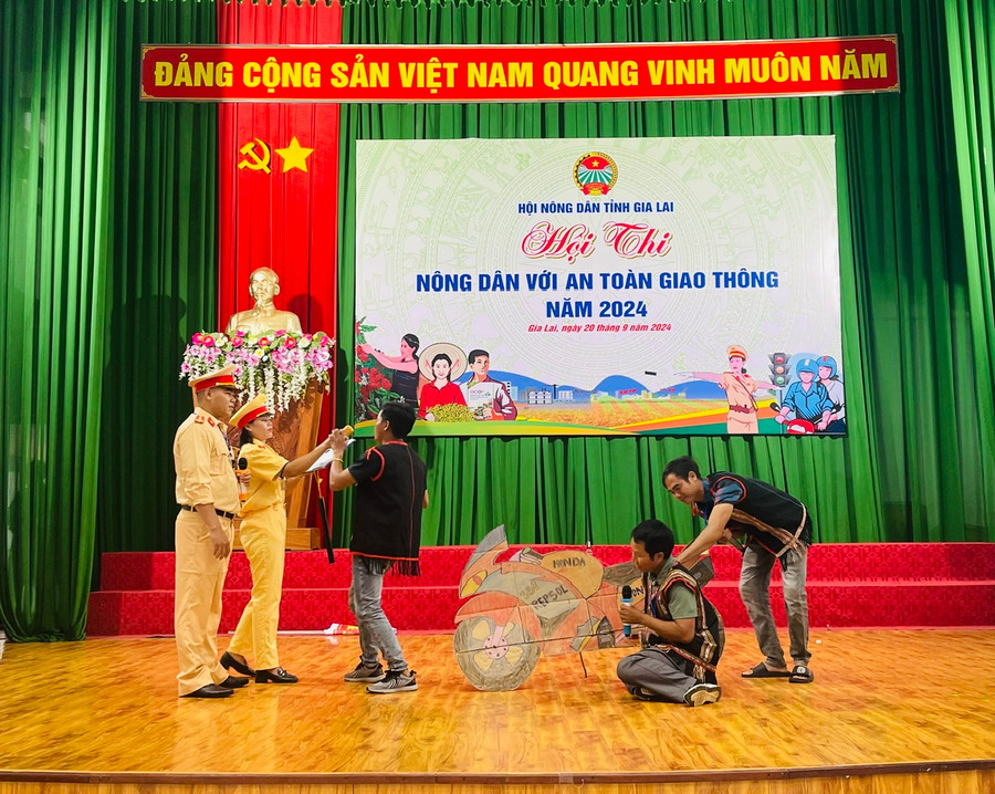 Tiểu phẩm &quot;Câu chuyện làng tôi&quot; do đội thi Hội Nông dân huyện Ia Grai thể hiện. Ảnh: P.D