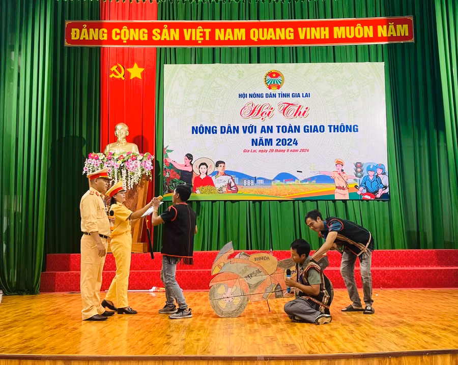 Tiểu phẩm "Câu chuyện làng tôi" do đội thi Hội Nông dân huyện Ia Grai thể hiện. Ảnh: P.D