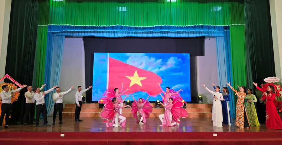 Các tiết mục văn nghệ chào mừng thành công Đại hội đại biểu các dân tộc thiểu số thành phố đều tập trung ngợi ca Đảng, Bác Hồ, ngợi ca tình yêu quê hương, đất nước. Ảnh: P.D