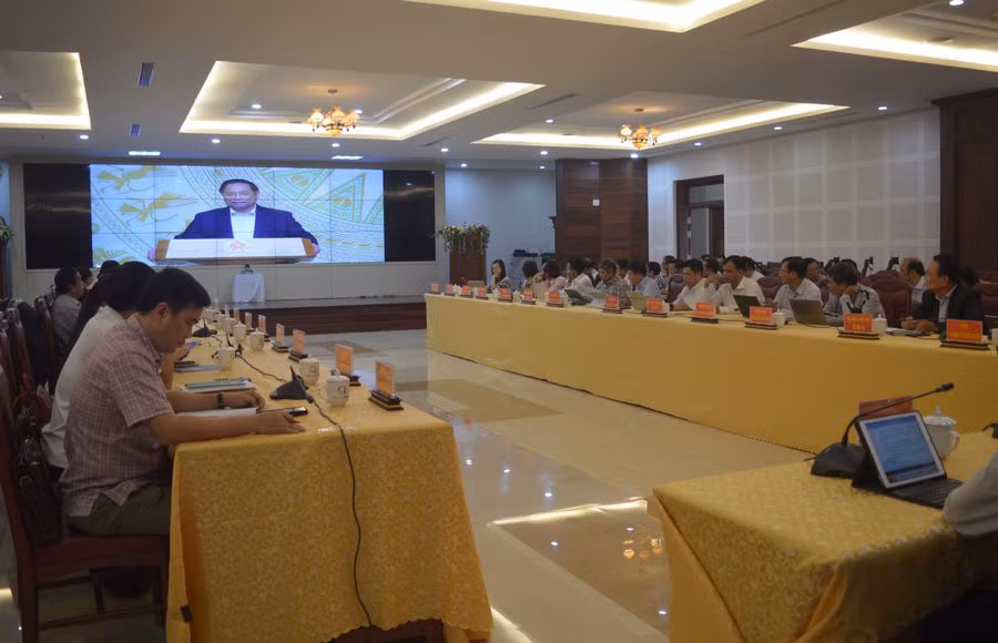 Các đại biểu tham dự tại điểm cầu UBND tỉnh Gia Lai nghe phát biểu chỉ đạo của Thủ tướng Chính phủ Phạm Minh Chính. Ảnh: Anh Huy