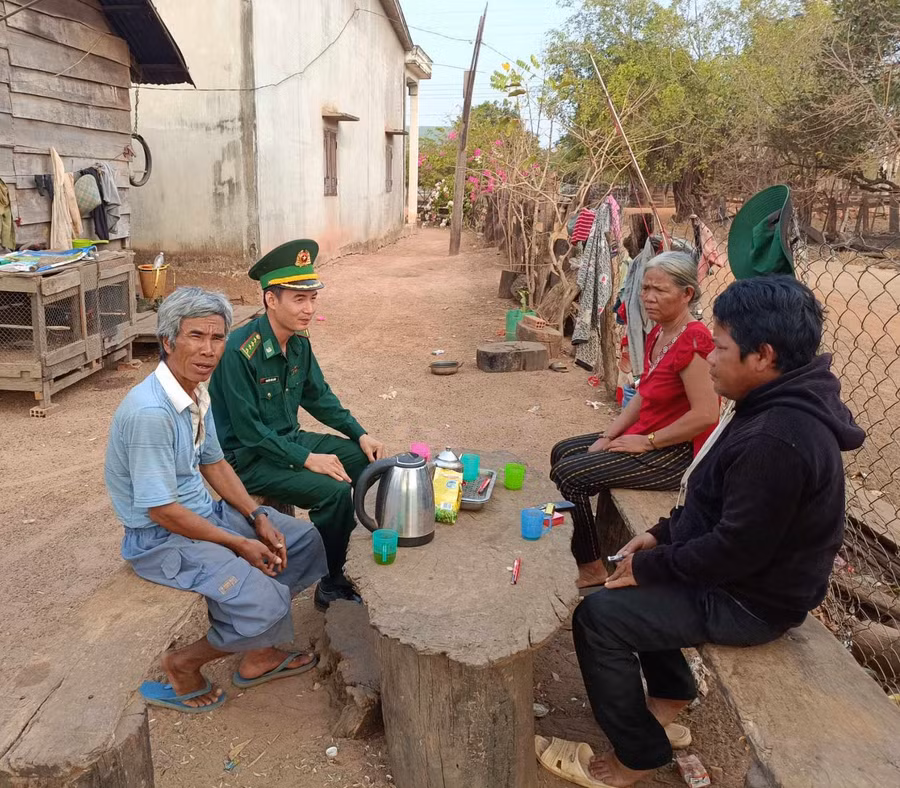 Gia đình ông Nay HLô (bìa trái) trò chuyện vui vẻ cùng cán bộ Đồn Biên phòng Ia Lốp. Ảnh: P.D