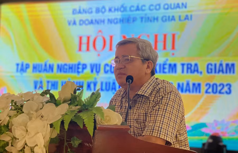 Đồng chí Dương Dã-Phó Bí thư Thường trực Đảng ủy Khối các Cơ quan và Doanh nghiệp tỉnh phát biểu tại lễ khai mạc. Ảnh: Anh Huy