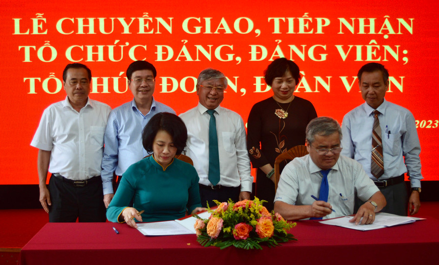 Đại diện Ban Thường vụ Đảng ủy Khối các Cơ quan và Doanh nghiệp tỉnh và Đảng ủy BIDV ký biên bản bàn giao. Ảnh: Anh Huy